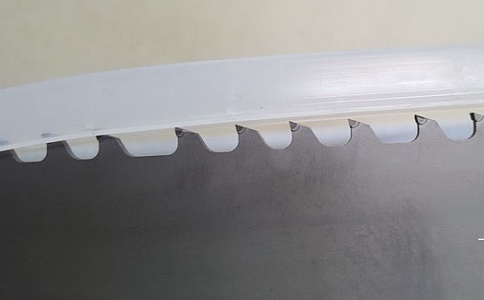 断齿问题:硬质合金带锯条锯切金属的挑战 断齿问题:硬质合金带锯条锯切金属的挑战